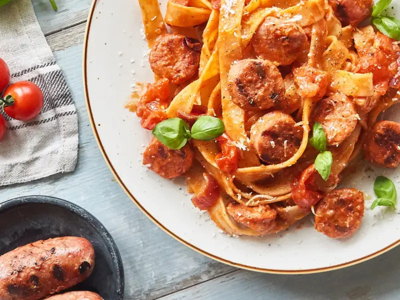 Herzhafte Pasta mit Salsiccia und Tomaten, ein Klassiker der italienischen Küche. Köstliche Salsiccia Rezepte Italienisch.